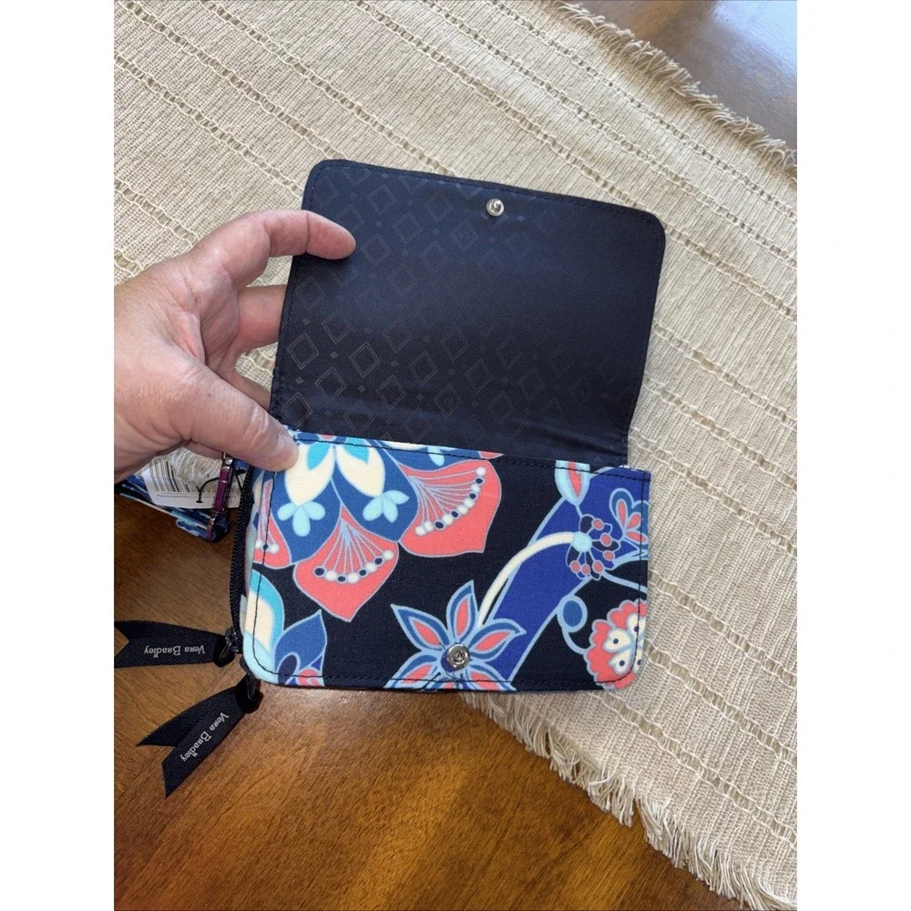 NEW WITH TAGS‎ Vera Bradley Crossbody and wristlet 3-in-1 In LOTUS FLOWER SWIRL